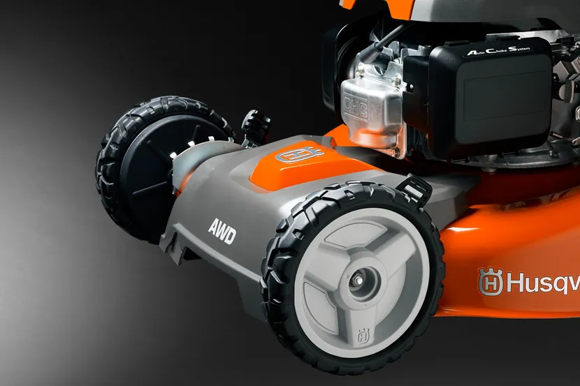 Wzmocniony przód Husqvarna LC 353 AWD zapewniający ochronę przed kolizjami Wzmocniony przód Husqvarna LC 353 AWD zapewniający ochronę przed kolizjami